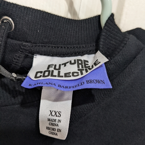 Future Collective with Kahlana Barfield Brown Power Shoulder Graphic Shi… - Picture 3 of 4